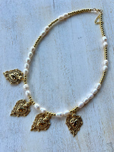 Perla sagrada necklace