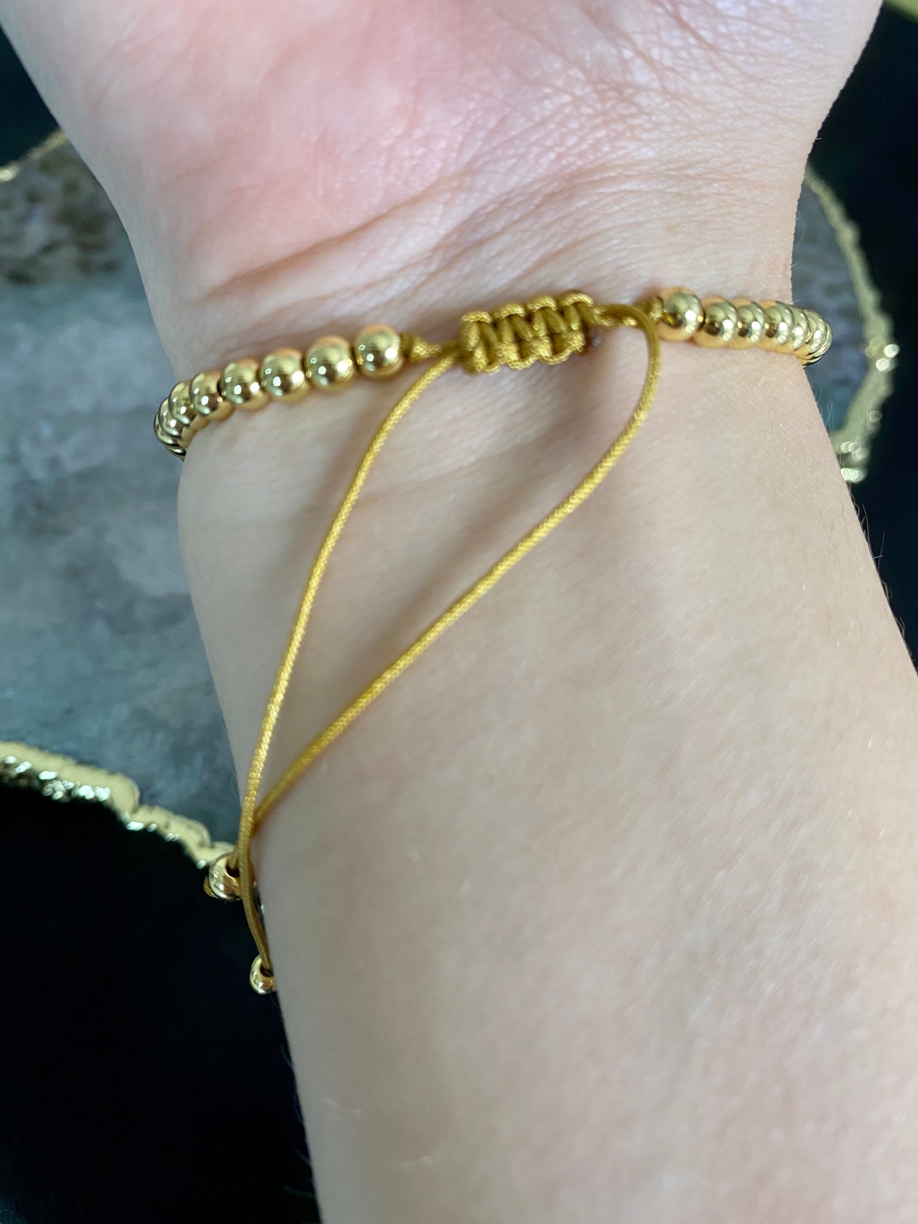 Single beads in gold